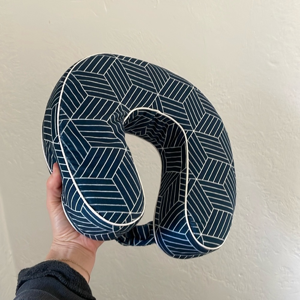 Travel neck pillow - clean, used once, memory foam
